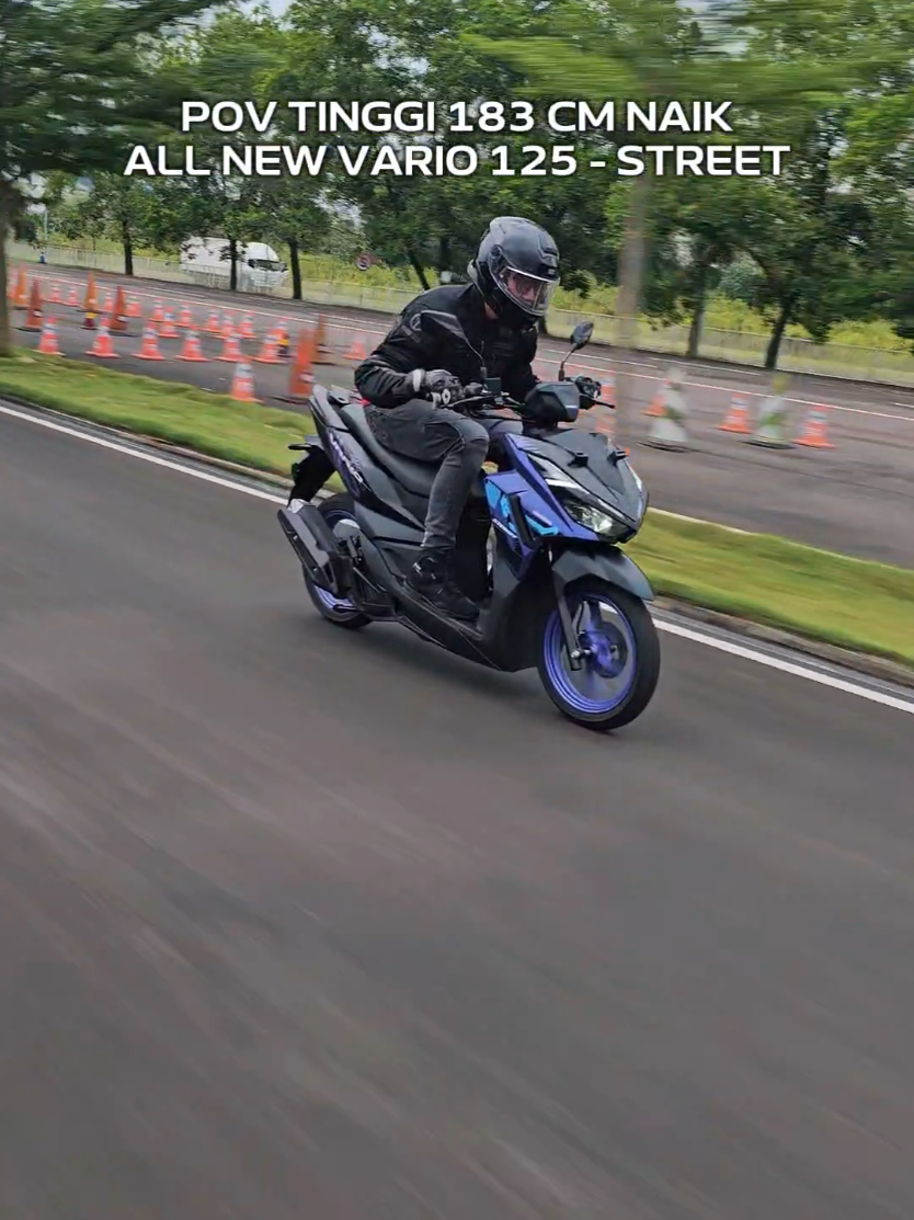 Buat kalian yang tinggi, All New Vario 125 - Street lebih cocok buat kalian daripada varian biasa. Stang tanpa cover yang lebih lebar 7cm buat belok-belok lebih enak 👍 #honda #oneheart #vario125 #timetostepup 