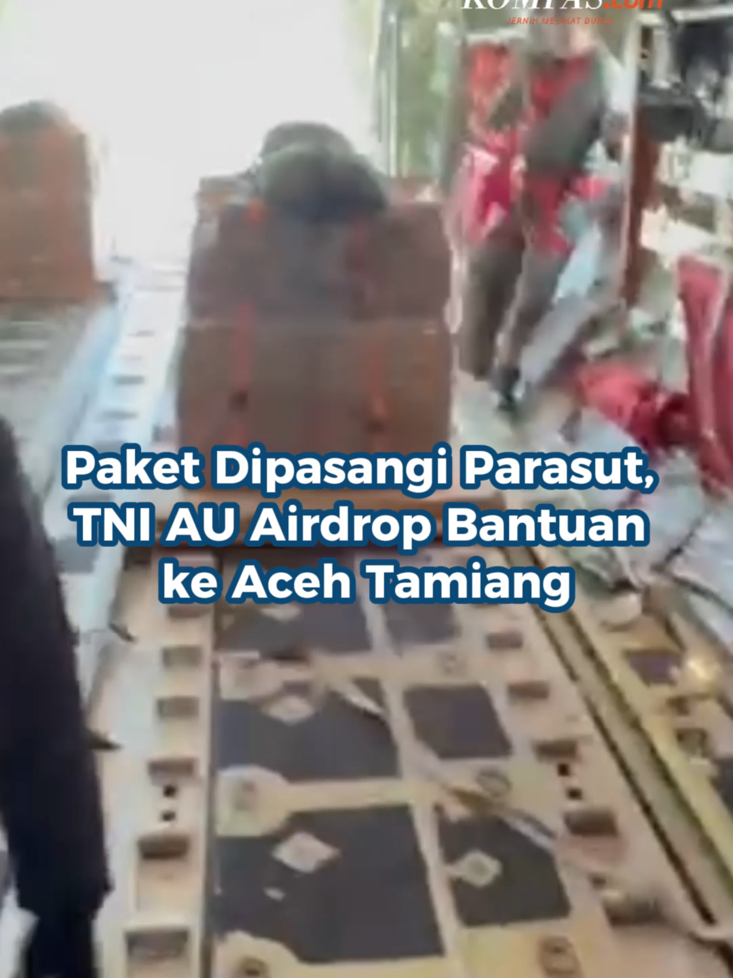 TNI Angkatan Udara mendistribusikan 20 bundle bantuan logistik ke wilayah yang terdampak bencana banjir dan tanah longsor di Kabupaten Aceh Tamiang, Selasa (2/12/2025).  Kepala Dinas Penerangan Angkatan Udara Marsekal Pertama I Nyoman Suadnyana mengatakan, bantuan itu dibawa pesawat angkut C-130J Super Hercules TNI Angkatan Udara dengan nomor registrasi A-1340.  Pengirim bantuan dilakukan secara airdrop menggunakan payung low cost low altitude (LCLA). Sistem LCLA dirancang untuk memungkinkan paket bantuan dijatuhkan secara stabil dan aman dari ketinggian minimal, sehingga efektif untuk menjangkau daerah yang sulit diakses. “Setiap bundle memuat kebutuhan darurat seperti bahan makanan siap konsumsi, perlengkapan tanggap bencana, dan keperluan mendesak lainnya,” ujar Suadnyana, Selasa. Banjir melanda banyak titik di Sumatera. Warga butuh bantuan segera. https://kitabisa.com/campaign/bantuwargataptengsibolga Penulis: Baharudin Al Farisi, Robertus Belarminus Kreatif: Nabilla Mutiara Produser: Reza Kurnia Darmawan + #Banjir #Peristiwa ##Cut