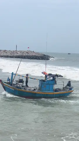 Đang phiu ổng dựng Sóng lên 😍😍😝😝😛🥰😜🤪 #cuocsongthuongngay #tàuthuyền #tàucá #cảnglagibinhthuan #ghebinhthuan  @Óc 3979  @Óc 3979  @Óc 3979 