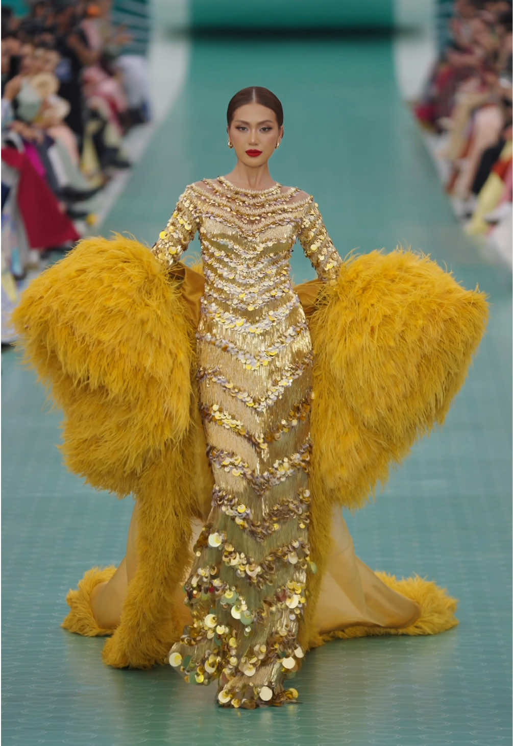 Đương kim Miss Cosmo TaTa bước ra mở màn cho show “HELLO COSMO FROM VIETNAM” khoảnh khắc khiến cả sàn runway như lặng đi trong vài giây. Trong chiếc váy vàng óng rực rỡ thuộc BST LE THANH HOA FALL–WINTER 2025, cô xuất hiện tựa luồng ánh sáng xuyên qua lớp sương chiều của Cố đô. Tổng đạo diễn: Đào Hoàng Long Video: Rain Dinh #MissCosmo2025 #HelloCosmoFromVietnam #LeThanhHoa #LeThanhHoaFallWinter25  #fashionvoyage    