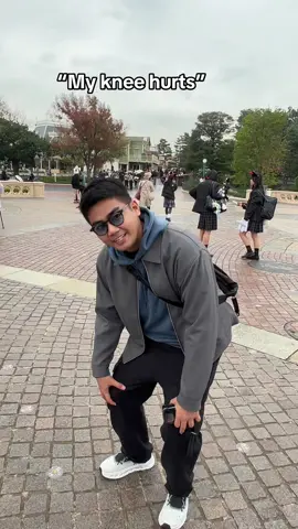 My knee hurts! #tokyodisneyland 