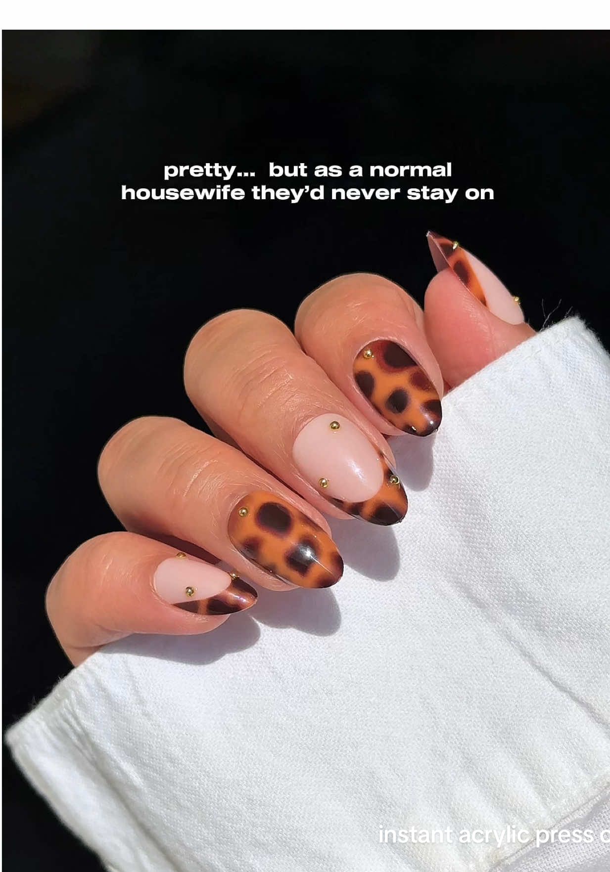 LUXXI Fam what do you guys do with your hands all day ?  #pressonnails #instantacrylics #luxxinails 