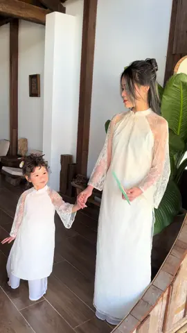 Áo dài đôi mẹ và bé . #aodaimebe #xuhuong #tet #aodai 