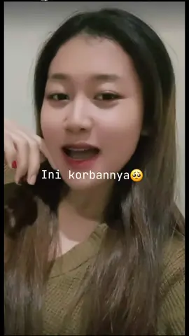 Motif Pembunuhan Wanita Muda di Sidareja Polresta Cilacap berhasil mengungkap kasus pembunuhan terhadap seorang wanita muda berinisial PW (18) yang ditemukan tewas di Hotel Paradis, Kecamatan Sidareja, Kabupaten Cilacap pada Senin (1/12/2025). Pelaku berinisial S (41), pria yang baru memacari korban selama enam bulan, ditangkap tak lama setelah kejadian. Kapolresta Cilacap Kombes Pol Budi Adhy Buono mengatakan, motif pembunuhan tersebut dipicu oleh rasa sakit hati pelaku terhadap ucapan korban usai keduanya melakukan hubungan badan. “Tersangka sakit hati oleh omongan korban. Karena sakit hati tersebut, tersangka mencekik korban,” kata Kombes Pol Budi didampingi Kasat Reskrim Kompol Guntar Arif Setyoko dalam konferensi pers di Mapolresta Cilacap, Selasa (2/12/2025). Berdasarkan hasil penyidikan mengungkap bahwa tersangka S, warga Desa Wringinharjo, Gandrungmangu, mengenal korban sejak Juni 2025. Keduanya berkenalan melalui aplikasi TikTok dan kemudian menjalin komunikasi intens yang berujung pada hubungan asmara.  Keduanya pun mulai bertemu sejak Oktober 2025. Pada pertemuan terakhir, tersangka diketahui telah menginap di hotel sejak 28 November. Pada 30 November sekitar pukul 18.30 WIB, korban PW, warga Desa Margasari, Sidareja,datang menemui pelaku di kamar hotel. Kapolresta membeberkan kronologi kejadian,korban diduga melontarkan ucapan yang menyinggung perasaan tersangka. Selain itu juga saat itu tersangka mengetahui jika selama menjalin hubungan dengan korban ternyata hanya dimanfaatkan uangnya saja.  