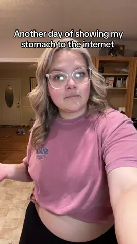 Mom fit is always halaras and a T #halaraleggings #halaratiktokshop #momfit @Halara_official 