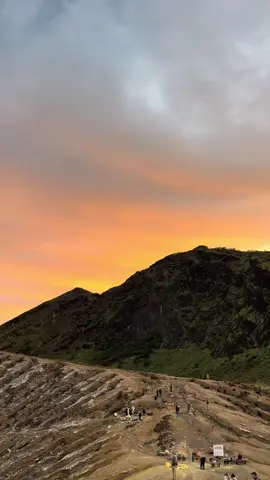 Kawah ijen hari ini tanggal 03 desember 2025  #kawahijenindonesia #ExploreBanyuwangi #opentripkawahijen #pakettripkawahijen #bluefirekawahijen 