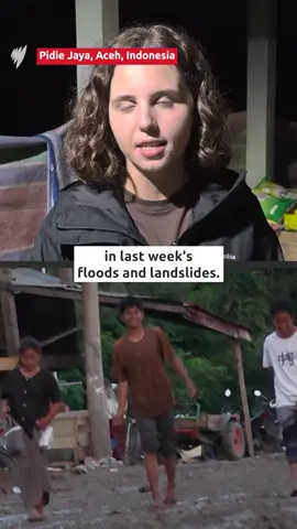 Cyclone-induced floods and landslides in Indonesia have killed more than 700 people and displaced tens of thousands as rescuers struggle to reach communities amid collapsed infrastructure and blocked roads. The provinces of Aceh, North Sumatra and West Sumatra are among the worst affected in the region. Residents in Pidie Jaya province in Aceh told SBS international correspondent Claudia Farhart they waited up to three days to receive aid after the landslides, with some walking over 5km to reach food and much-needed supplies.