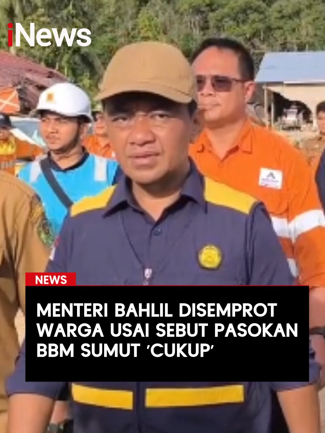 📉 Kelangkaan BBM di Sumatera Pasca Banjir Belum Teratasi Kelangkaan bahan bakar minyak masih terjadi di sejumlah wilayah Sumatera Utara setelah banjir bandang dan longsor melanda. Hingga kini, Menteri ESDM Bahlil Lahadalia belum dapat memastikan kapan pasokan BBM kembali tersedia di SPBU. Sempat menyebut pasokan BBM cukup, Menteri Bahlil justru mendapat protes dari warga yang mengaku tidak menerima pasokan selama lima hari berturut-turut. Baca selengkapnya di sini:  https://www.inews.id/news/nasional/tinjau-bireuen-menteri-bahlil-pastikan-tower-sutet-pln-rubuh-segera-dibangun #MenteriBahlil #BahlilLahadalia #Bencana #BanjirSumatera #BBMLangka