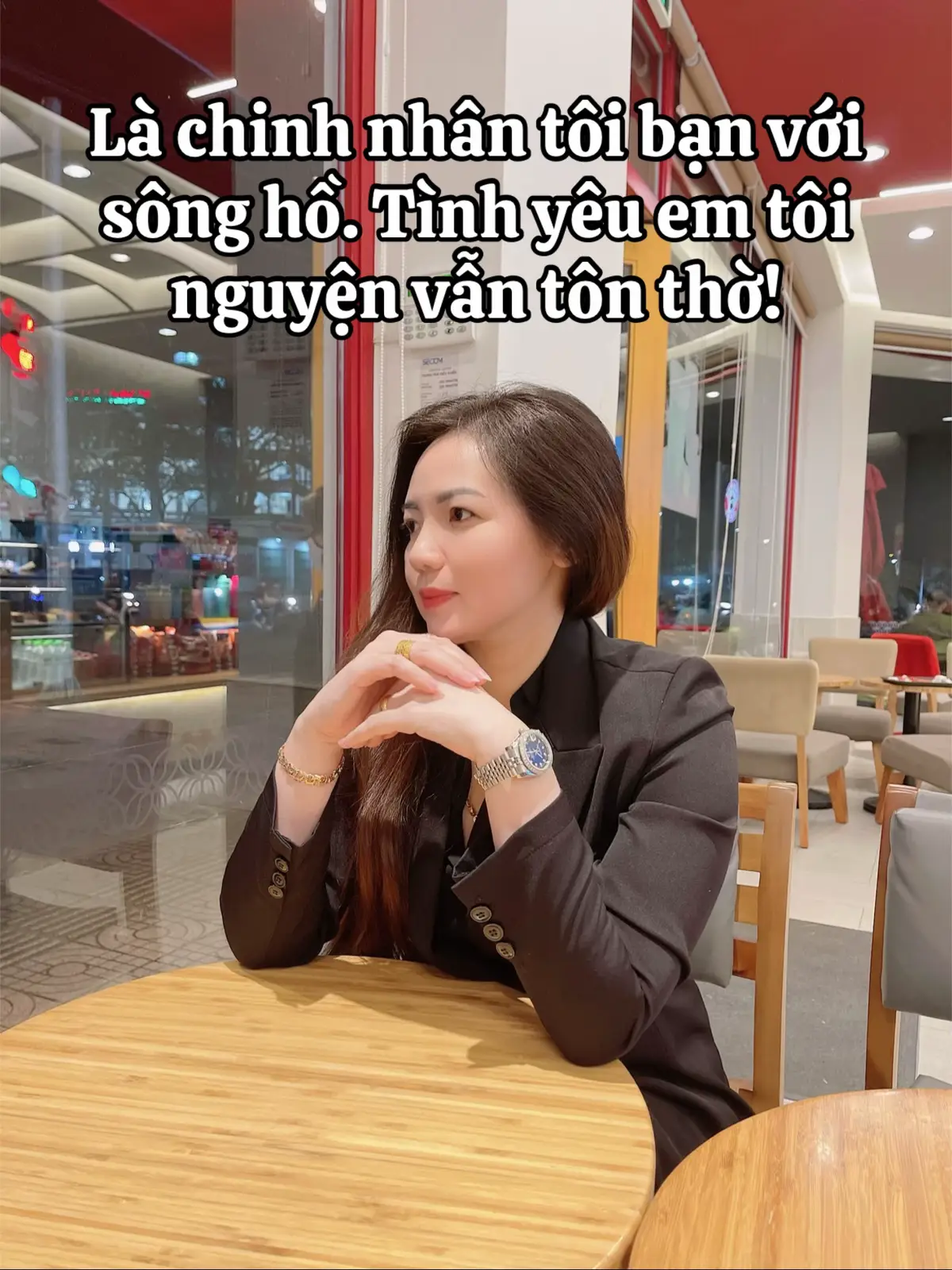 “Thật đáng thương cho những người luôn tử tế với người khác, nhưng chưa một lần tử tế với bản thân mình. Có những lời, người nói thì đã quên, còn người nghe thì nhớ mãi. Đừng cố gắng chạy theo người không quan tâm bạn, vì bạn không bao giờ đánh thức được kẻ cố giả vờ ngủ. Đừng tự đốt cháy bản thân để sưởi ấm cho người khác. Lòng người như biển cả, chỉ nhìn mặt nước thôi là chưa đủ. Phụ nữ cố gì cũng tốt, nhưng đừng cố chấp. Có những chuyện tốt nhất đừng làm sáng tỏ. Bởi càng biết rõ lại càng tổn thương. Nếu một ngày phụ nữ lựa chọn quay lưng, là vì họ đã cho đối phương rất nhiều cơ hội, chỉ là người ta chưa từng một lần nắm bắt và trân trọng nên họ mới quyết định rời đi. Phụ nữ thời nay, ngã thì tự đứng lên, đau thì tự mình chịu. Không ai dìu thì phải học cách đứng dậy mà bước tiếp. Thời gian có thể làm thay đổi rất nhiều chuyện, như người mà năm đó luôn xem là tri kỉ, nhiều năm sau gặp lại cũng chỉ có thể nở nụ cười đã từng quen. Có rất nhiều chuyện, chỉ cần thời gian qua đi thì đều ở lại phía sau. Đến cuối cùng, phụ nữ nhất định phải ở bên người cùng tần số. Vì chỉ có người cùng tần số mới có thể thấu hiểu núi sông vạn dặm sâu thẳm trong lòng bạn”.