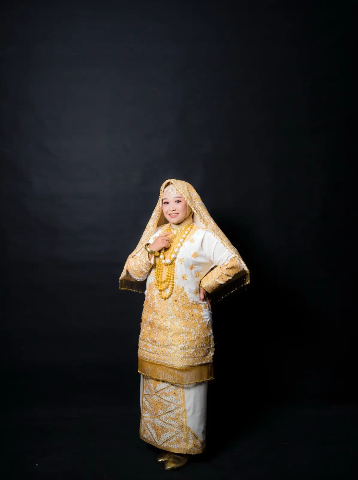 Katanya cantik itu harus putih, langsing, hidung mancung, rambut panjang. Padahal setiap perempuan punya versi cantiknya sendiri. Ada yang cantiknya muncul dari cara dia ngomong lembut. Ada yang justru dari ketegasan dan keberaniannya. Ada yang cantiknya terpancar lewat tawa, ada juga yang dari tatapan mata yang penuh cerita. Cantik itu bukan template. Bukan daftar syarat yang harus dicentang satu-satu. Cantik itu vibe. Aura. Cara perempuan hadir di dunia. Dan buat gua, perempuan itu nggak cuma soal wajah. Ada cantik yang muncul dari caranya bertahan, caranya mencintai, caranya memperjuangkan dirinya sendiri. Jadi kalau ditanya ‘cantik itu kayak apa?’ Jawabannya sederhana: cantik itu perempuan , saat jadi versi paling jujur dan paling berani dari dirinya sendiri. Versi yang tetap berdiri, meski pernah jatuh. Semua perempuan cantik. Tinggal siapa yang mampu melihatnya. 🦋✨💅 Dan gua bangga, gua cantik anjay 🤪 tidak ada mines didiri gua, malah kelebihan berat badan aja “sedikit”🤪🤏🏽 gua berisi dan itu tidak menghalangi cantiknya diri gua sendiri 😅🙏🏽