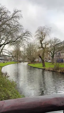 Kalau ketenangan punya alamat, mungkin ada di sungai ini ✨🌊 #amsterdam#netherlands#europe#travel#traveltiktok 