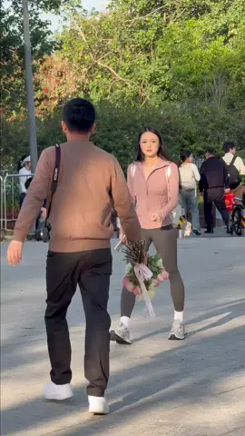 Hoa xinh làm em ấy ngạc nhiên  #giaitrifun #funnyvideos #giaitri #nhachay #xuhuong 