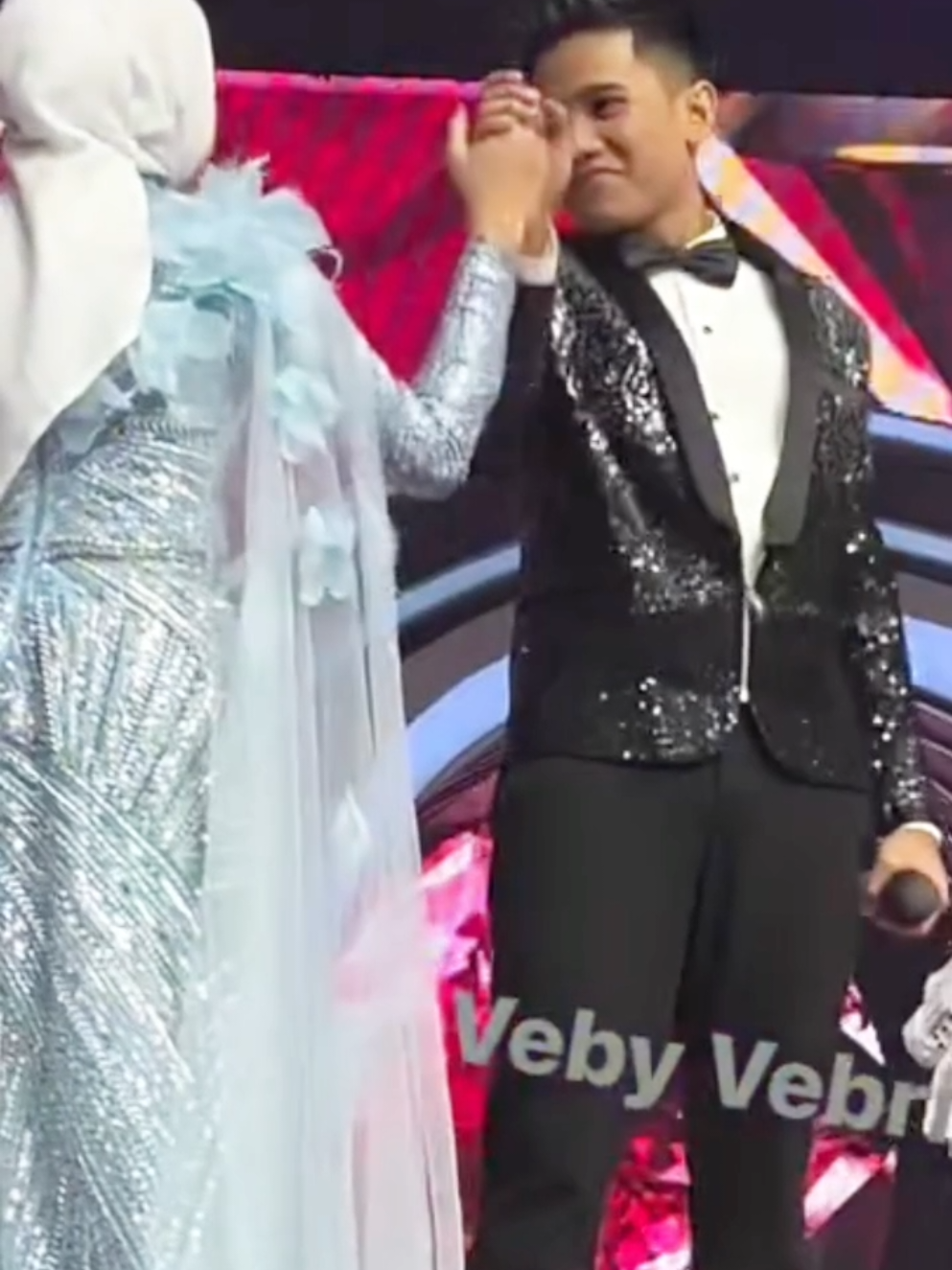 nyaman banget kayaknya tuh tangan🥰 mila nawarin makan ke valen MasyaAllah perhatian banget #milen #valenda7 #milada7 