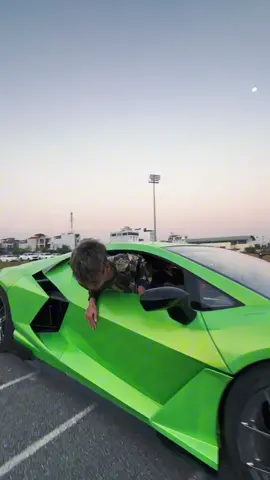 Thằng đệ ra mở cửa vội quá  mất cả dép... #ductuongquan 