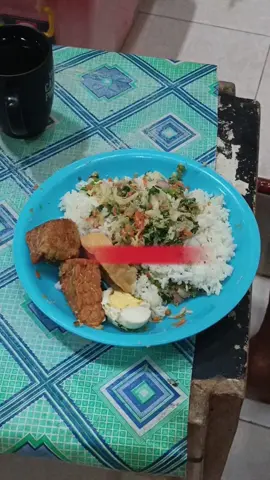 Sego gudangan , nasi tradional jawa , disajikan di acara acara sakral seperti saat 7 hari kelahiran bayi . Bid'ah ? pala loe peyang!