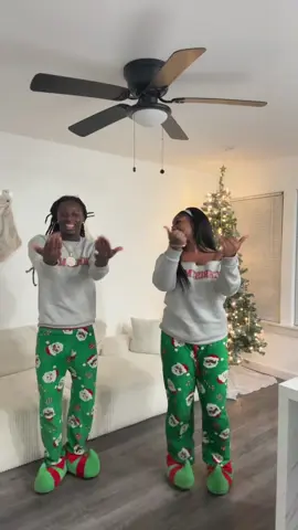 Under the mistletoe with you🎄❤️💍 #donxvee #fyp #fiance 