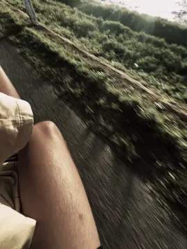 “今天城市里人真多，可惜我的心里空落落的。” 