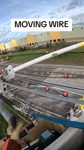 Moving wire up 🤙⚡️🇺🇸 #teaching #lineman #apprentice #bluecollar #journeymanlineman 
