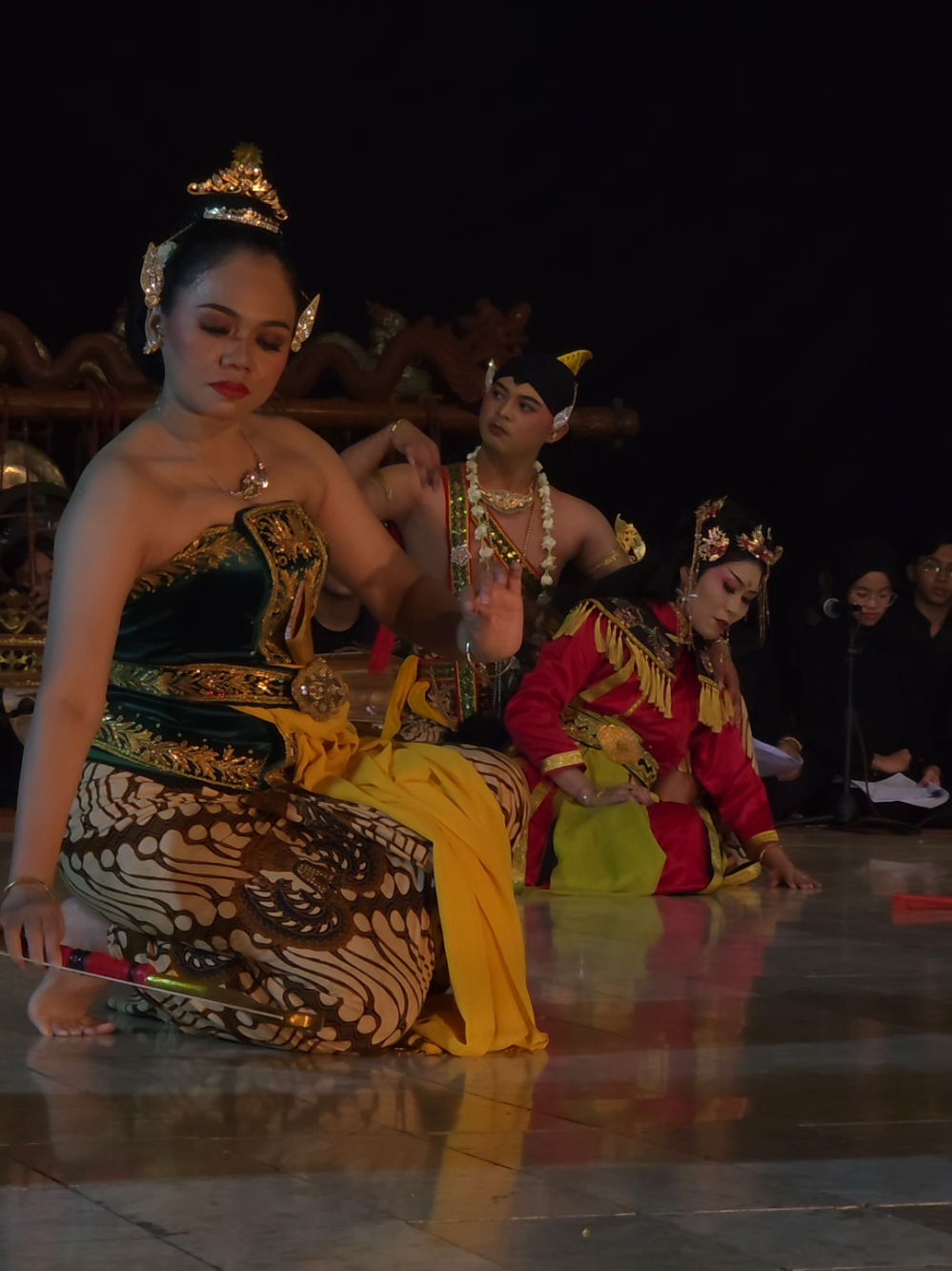 Dua perempuan yang jatuh hati kepada lelaki yang sama. Yang satu mempertahankan, yang satu memperebutkan. Adaninggar Kelaswara. Satu tari yang selalu menarik untuk disaksikan. Dan lewat mata lensa Galaxy S25 Ultra, saya mencoba mengabadikan salah satu tari yang saya suka ini. 📱 Galaxy S25 Ultra | 3x Zoom #nemlikuran #smkn8surakarta #adaninggarkelaswara #GalaxyS25Ultra #bayJoee 