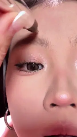 Natural eyebrows #eyebrows #contactlense #women #makeup 