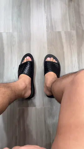 Maganda talaga pag leather yung tsinelas mo lakas maka mayaman ng dating #slippers #leather #outfitrecommendation #budol #trending 