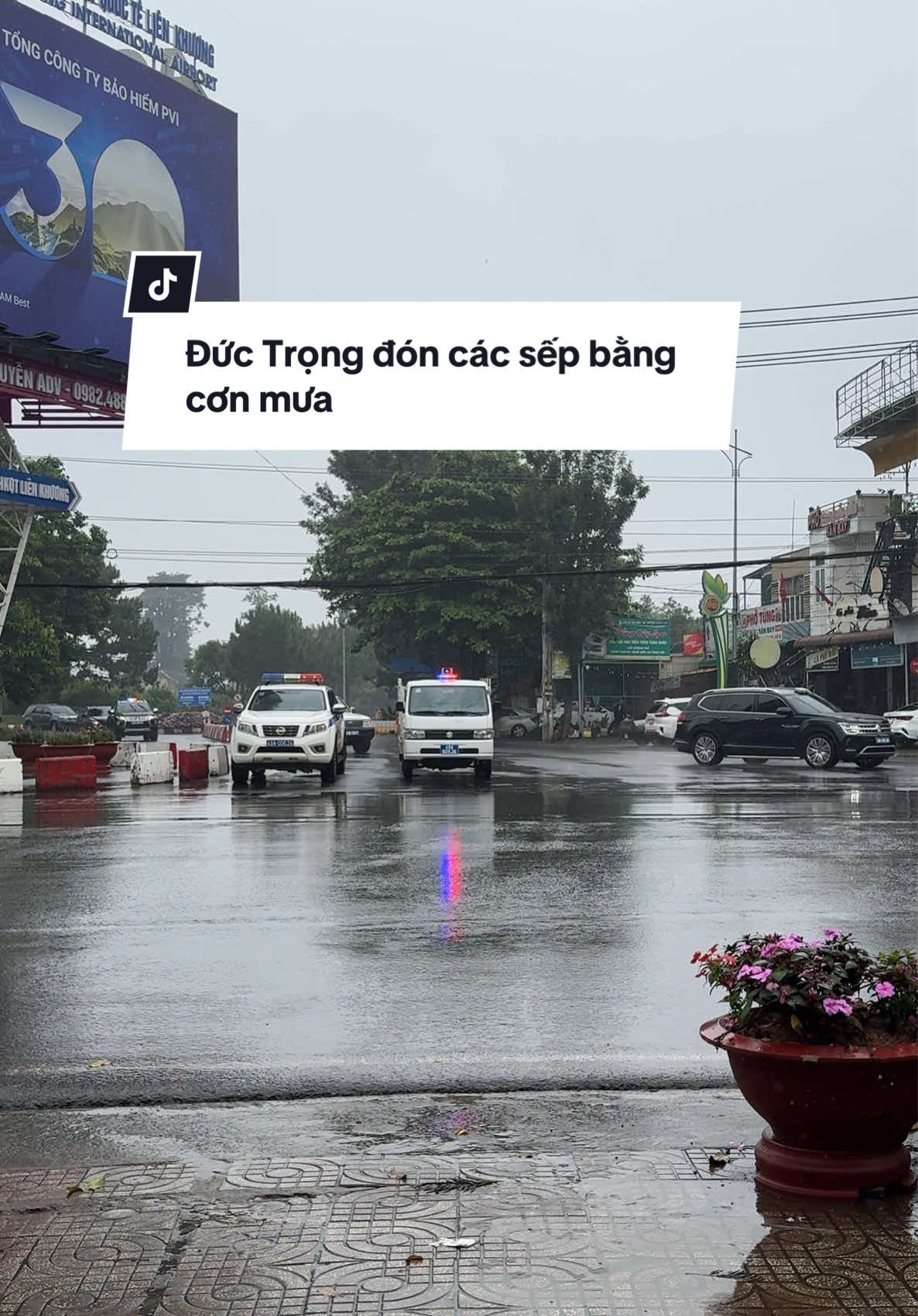 Đức Trọng đón chào các sếp bằng 1 cơn mưa #cơm_gà_đức_trọng #sân_bay_liên_khương 