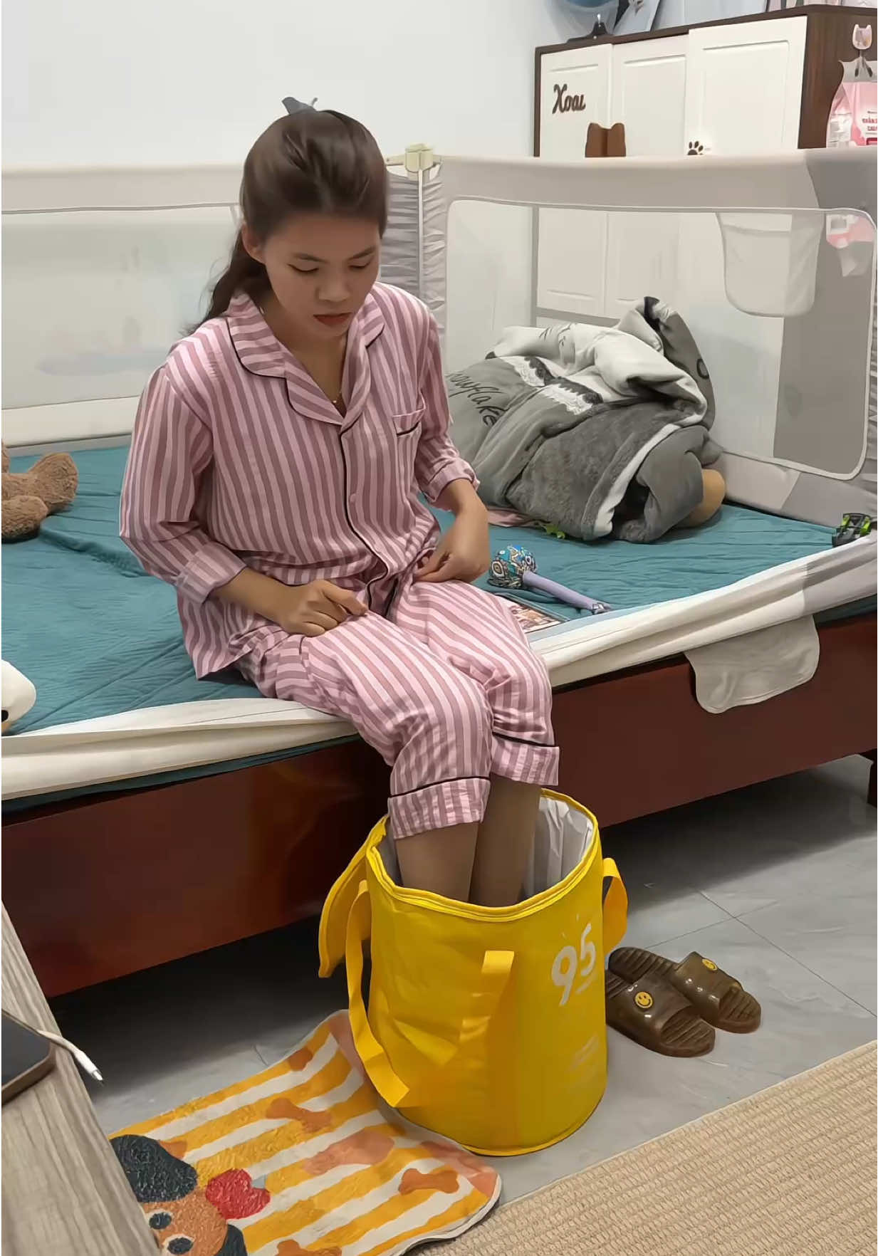 Trời lạnh thế này ngâm chân xong ngủ ngon hơn hẳn 🥰#nhaxoaiiu #ngamchanthaoduoc #tuingamchan #giadungtienich 