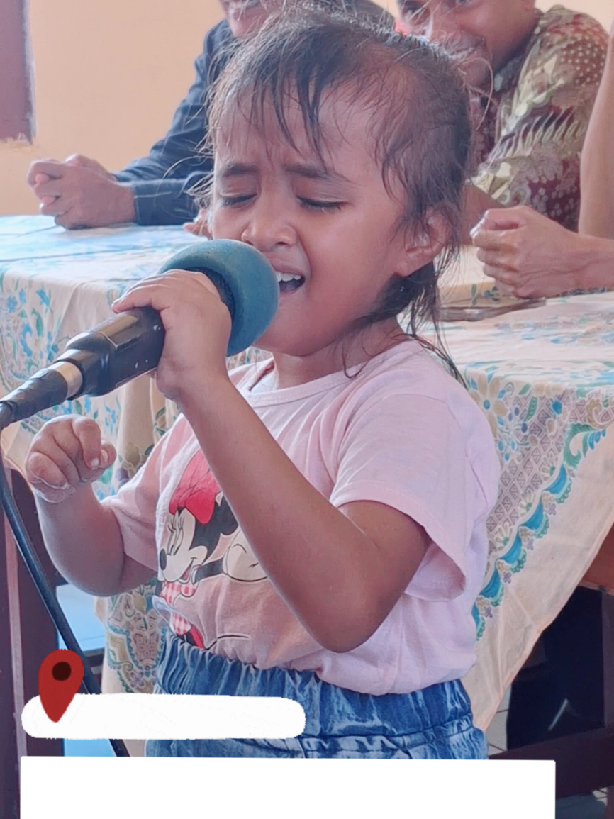 Namanya Maria Theresia Hero biasa dipanggil Nava, berusia 9 Tahun dan bersekolah di SLBN Borong.  Prestasinya dalam dunia tarik suara tidak perlu diragukan lagi dan dalam video ini adalah dimana Nava mempersembahkan lagu  saat Ketua dan Anggota KPU Kabupaten Manggarai Timur berkunjung di SLBN Borong. Lagu yang dibawakan Nava ini adalah lagu yang akan dinyanyikan untuk lomba tingkat nasional, sungguh anak yang hebat dengan suara yang merdu. Perbedaan bukan penghalang melainkan kekuatan. Di Hari Disabilitas Internasional ini, mari bersama-sama mewujudkan masyarakat yang ramah, inklusif dan saling memberdayakan demi kemajuan sosial. #haridisabilitasinternasional  #slbn #borong 