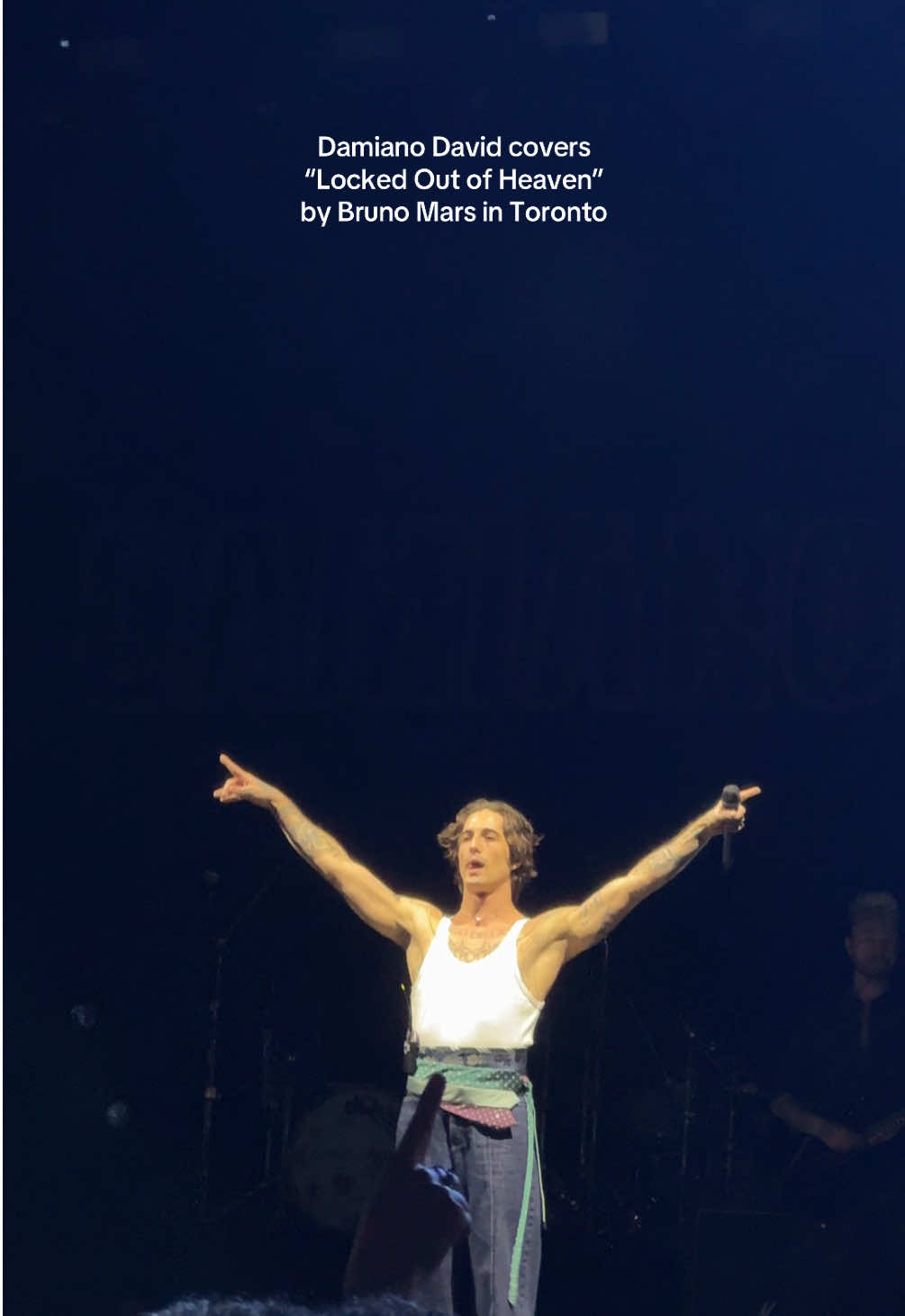 ⭐️ #DamianoDavid says artists “should be all less b!tches” and not be afraid to cover their fave artists. Here’s #BrunoMars’ “Locked Out of Heaven” in #Toronto ! #funnylittlefearstour #funnylittlefears #songcover #torontoconcerts @Damiano David 