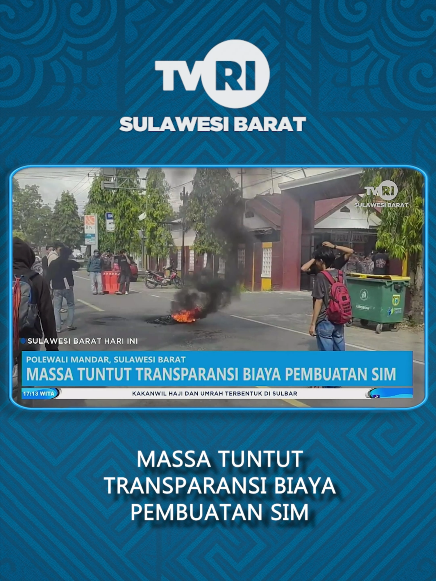 Massa yang tergabung dalam Jaringan Oposisi Loyal serta Aliansi Pemuda Pelajar Mahasiswa Polewali Mandar menggelar aksi demonstrasi di depan Mapolres Polman, menuntut transparansi biaya pembuatan Surat Izin Mengemudi (SIM). Dalam aksinya, demonstran menilai layanan publik di Satlantas Polres Polman masih menyisakan banyak keluhan, mulai dari dugaan pungutan tambahan hingga perbedaan tarif yang dinilai tidak konsisten dengan ketentuan resmi PNBP. Mereka menilai pelayanan yang seharusnya transparan justru membingungkan masyarakat. Massa aksi menyampaikan sejumlah tuntutan, antara lain: audit total biaya resmi pembuatan SIM sesuai PNBP, pembukaan data publik terkait struktur biaya serta potensi pungutan liar, pemeriksaan internal Satlantas khususnya di bagian pelayanan SIM, serta penindakan tegas terhadap oknum atau perantara yang diduga mengambil keuntungan. Dok. SBHI Tanggal 02 Desember 2025 #PolewaliMandar #AksiDemo #TransparansiSIM #TVRISulbar #PolresPolman #MediaPemersatuBangsa