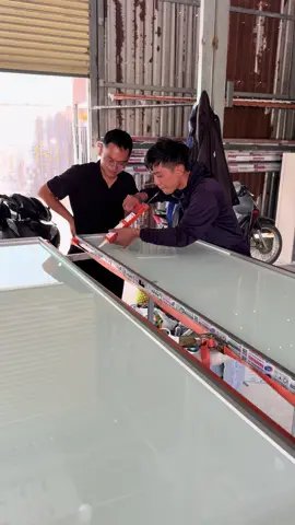 Thiên tài 2k3 với phong cách bắn keo độc lạ với kinh nghiệm từng bắn 50.000mm đường keo #noithatlongthanhphat #noithatdep #cuaslim #slimnoithat #slimngoaithat 