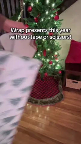 Did you know that over 2 million pounds of wrapping paper ends up in land fills every year? Try cutting down on waste with reusable wrapping paper! #reusable #giftwrappingideas #christmas #giftwrappingtips #wrappinggifts 