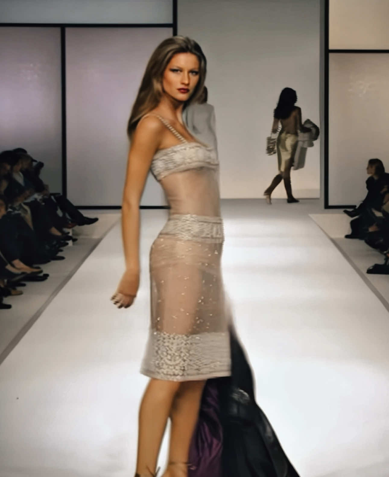 Valentino F/W 2000 - when fashion was still fashion #2000sfashion #giselebundchen #shalomharlow #carmenkass #highfashion 