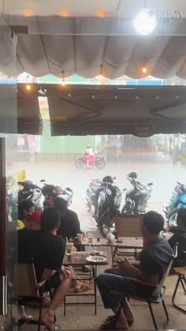 Ai bán đồ cho bả z.