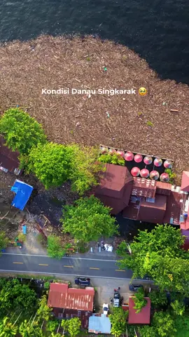 Selasa, 02/12/2025 Melihat air Danau Singkarak yang meluap sehingga merendam beberapa rumah warga dipenuhi sampah plastik dan kayu yang mengapung, sampah dan kayu kemungkinan hanyut oleh banjir bandang dan tanah longsor dari seberang Danau Singkarak.  Semoga bencana ini segera berlalu dan memberi ruang bagi masyarakat untuk kembali bangkit, Aamiin 🤲🏻  #prayforsumatera #banjirbandang #tanahlongsor #danausingkarak #infosumbar 