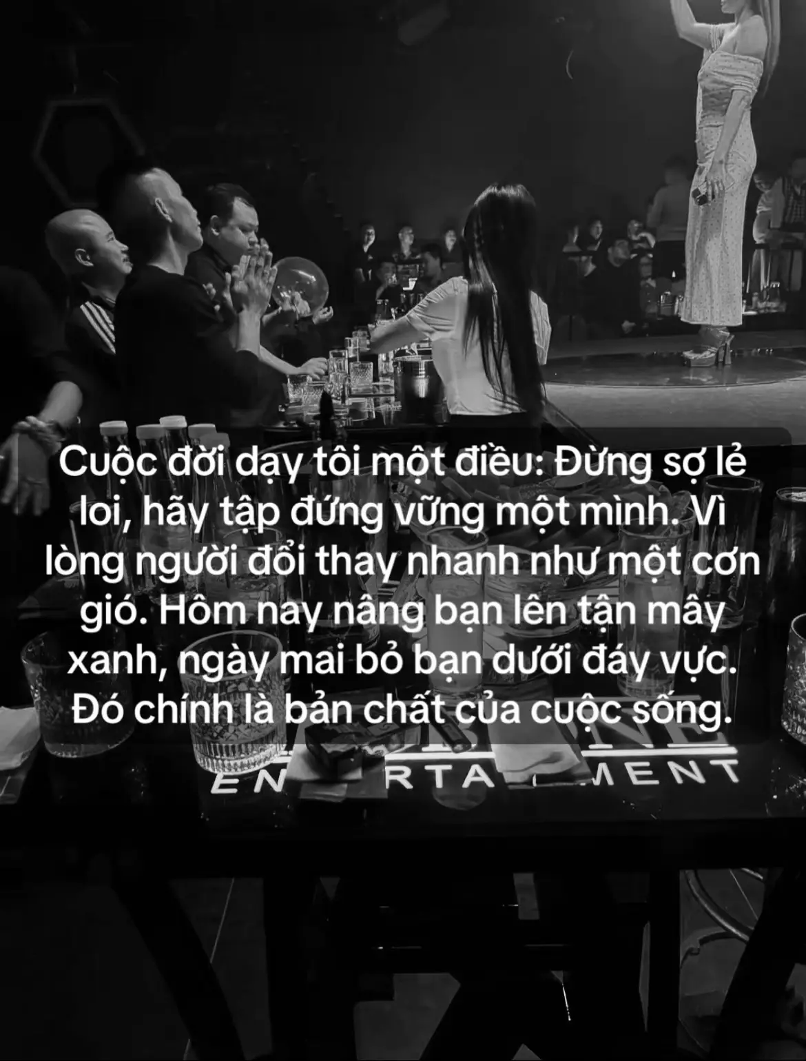 Cuộc đời dạy tôi một điều: Đừng sợ lẻ loi, hãy tập đứng vững một mình. Vì lòng người đổi thay nhanh như một cơn gió. Hôm nay nâng bạn lên tận mây xanh, ngày mai bỏ bạn dưới đáy vực. Đó chính là bản chất của cuộc sống. #xh #xuhuong