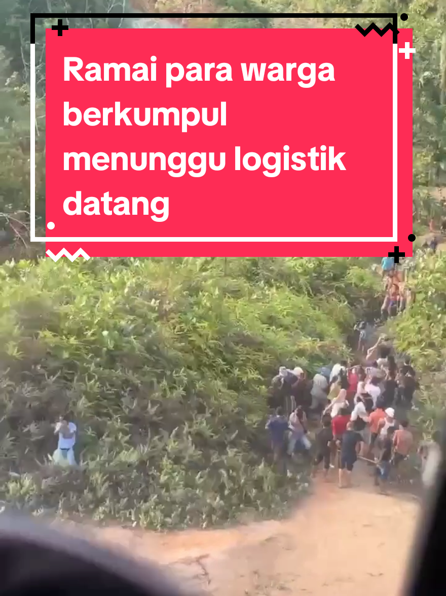 Ramai para warga berkumpul menunggu bantuan logistik datang ke lokasi mereka. Desa Bonandolok, Sibolga - Tapanuli Tengah, Sumatera Utara  #zitaanjani #banjirbandang #sibolgatapteng #prayforsumatera #bantuanpemerintah 