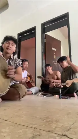 tetap jaga suara dimusim hujan ya guys😁 izin cover musiknya min @officialreyogbrawijaya  #keroncong#musik#reogponorogo#fyp#lagujawa 