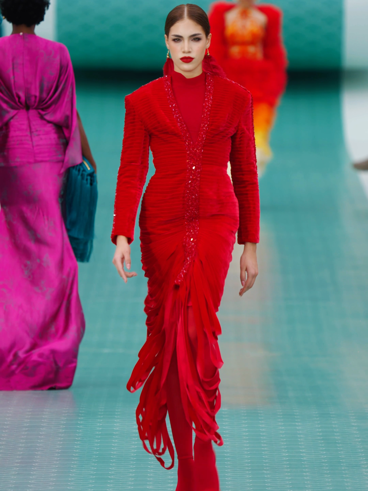 Miss Cosmo Cuba tựa như chiến binh huyền bí trong sắc đỏ của BST LE THANH HOA FALL-WINTER 25 Video by Rain Dinh #LeThanhHoa #LeThanhHoaFallWinter25 #HelloCosmoFromVietnam #MissCosmo2025 #fashionvoyage