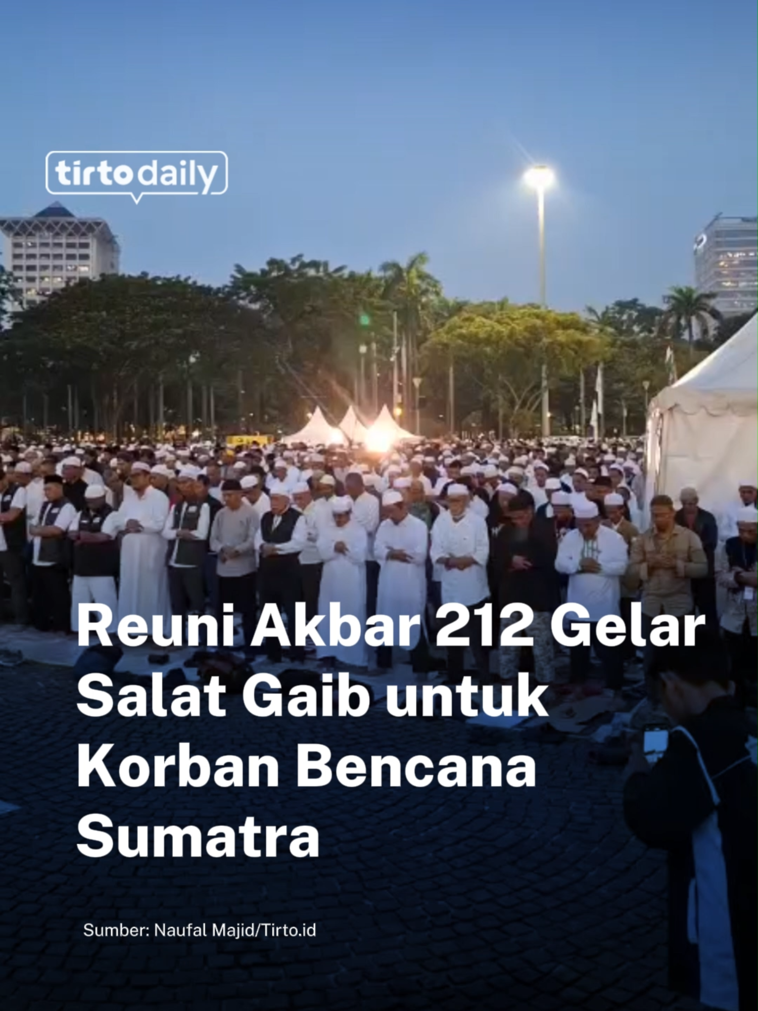 Ratusan peserta Reuni Akbar 212 di kawasan Monas, Jakarta Pusat, menggelar salat gaib berjemaah untuk korban bencana di Aceh, Sumatra Utara, dan Sumatra Barat. Berdasarkan pantauan wartawan Tirto di lokasi pada Selasa (2/12/2025) malam, salat gaib berjemaah digelar pada pukul 19.35 WIB, sesaat setelah salat Isya berjemaah digelar. Pada pelaksanaan Reuni Akbar 212 tahun ini, selain digelar salat gaib berjamaah, para peserta juga melakukan penggalangan dana bagi korban bencana di Sumatra. “Insya Allah Ta'ala di acara ini, kita akan melakukan penggalangan dana. Penggalangan dana untuk saudara-saudara kita yang terdampak bencana di Aceh, di Sumatra Utara, Sumatra Barat. Kemudian juga kita melaksanakan penggalangan dana juga untuk membantu saudara-saudara kita di Palestina, di Sudan,” kata Ketua Steering Committee (SC) Reuni Akbar 212, K.H. Ahmad Sobri Lubis kepada para wartawan di lokasi. Ahmad menyebut, para peserta Reuni Akbar 212 turut menyuarakan desakan kepada pemerintah pusat untuk menetapkan status darurat bencana nasional di Sumatra. Dengan menetapkan status darurat bencana nasional, maka diharapkan pembangunan kembali kawasan-kawasan yang terdampak bencana akan lebih mudah dilakukan. “Sehingga kita semuanya bisa bahu-membahu dalam meringankan dan memudahkan pembangunan kembali negeri yang telah terdampak bencana alam di Aceh, Sumatera Utara, dan Sumatera Barat,” tuturnya.  #TirtoDaily #reuni212 #banjirsumatra #banjiraceh