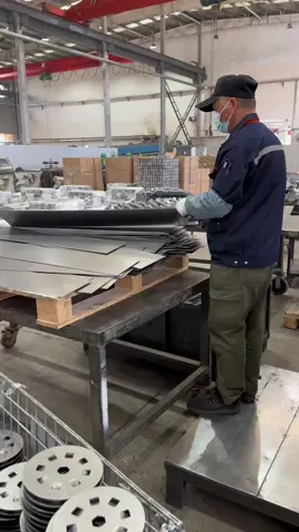 Let me show all the bosses the production process of stamping parts.😉😉😉😉it definitely saves raw materials and costs!#CNC #sheetmetal #stamping #bendingmachine #fyp 