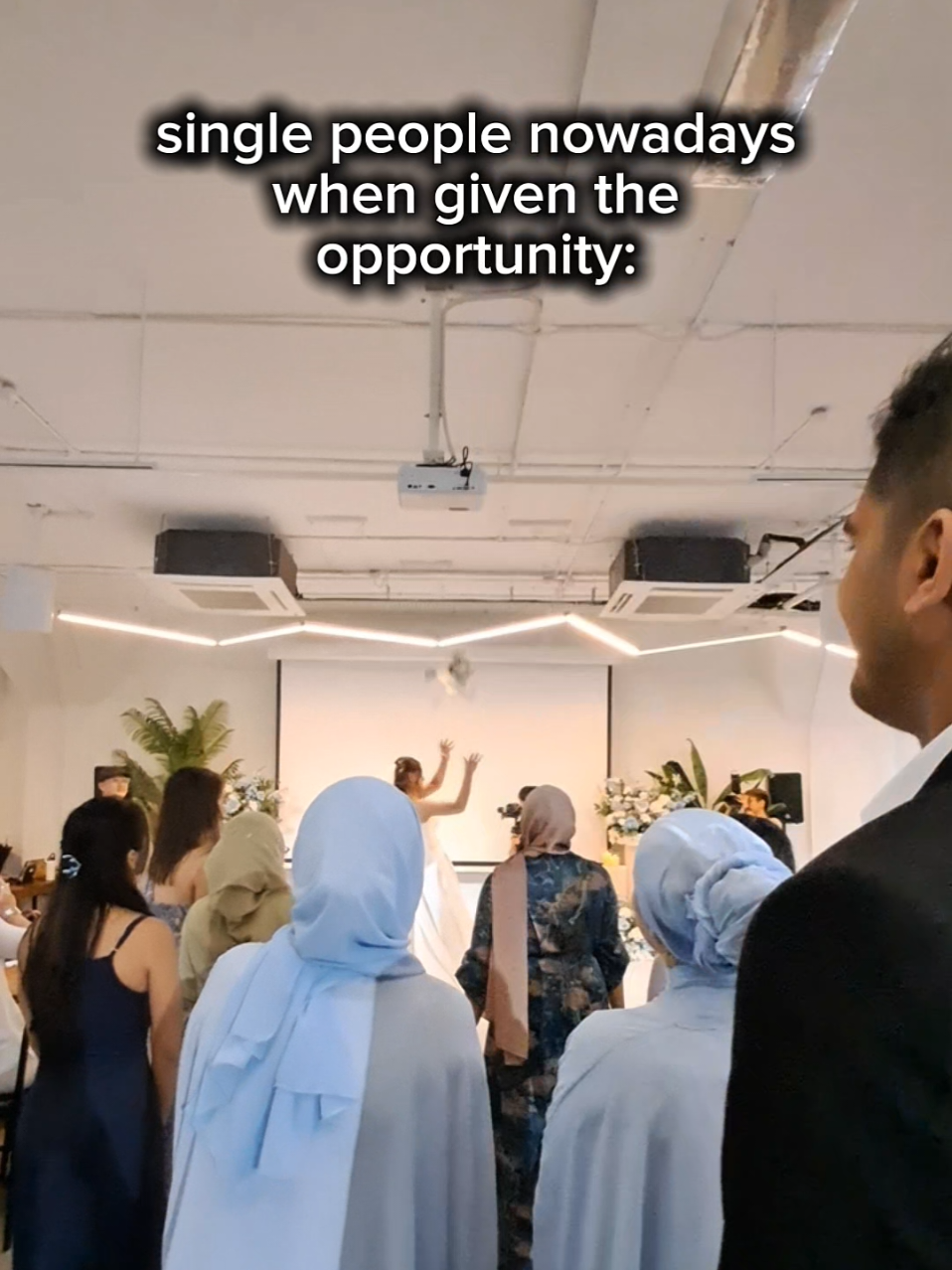 dw someone caught it later in the second round so she a brave one 🥹✨️ #bouquettoss #singlepeopleproblems 