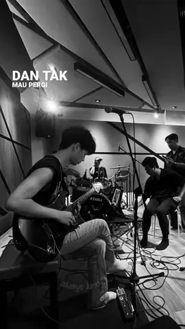 nemenin mas pacar latihan🎸 #junotiranat #junopdasudu #thaiactor #gmmtv #foryoupage 