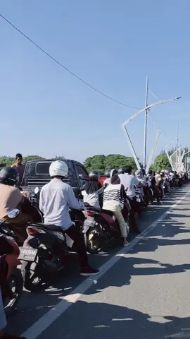 goreng trosss hhh bukan pertamina yang buat langka tapi kepanikan berlebihan dan ego yang membuat BBM susah di jangkau.. sudah di pastikan polda dan ketua DPRK banda Aceh bahwa stok pertamina aman dan tidak ada gangguan apapun karena minyak kita dari krueng raya... berhenti menimbun minyak dan menjual dengan harga terlalu tinggi.. kalau enceran ada pasti ngga bakal serame ini di SPBU. pengencer yang normal sayang berpengaruh..#minyaklangka#prayforaceh#bandaaceh#banjirbandang#anaktirinegara 
