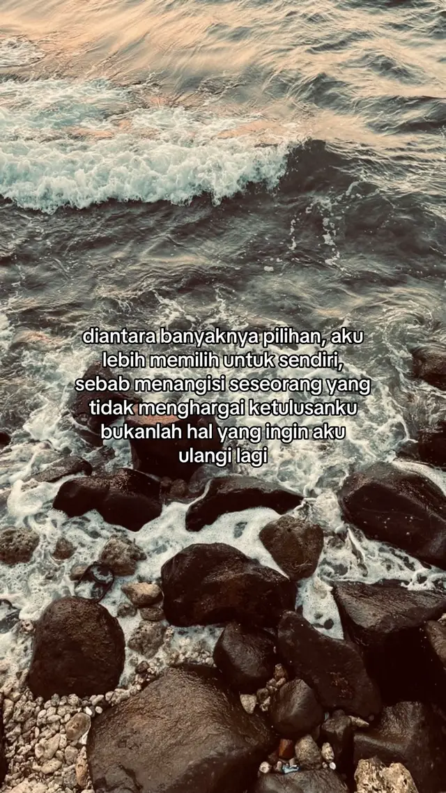 📝 Bahan-bahan: • Nugget ayam siap saji (sesuai selera, biasanya yang crispy lebih enak) • Minyak goreng secukupnya Bahan Sambal Bawang: • 50 gram cabai rawit merah (atau sesuai tingkat kepedasan) • 50 gram bawang merah • 3 siung bawang putih • Garam secukupnya • Kaldu jamur/penyedap rasa secukupnya • 70 ml minyak goreng panas Cara Membuat: 1. Goreng Nugget: Goreng nugget ayam dalam minyak panas hingga matang dan berwarna kuning keemasan. Angkat dan tiriskan. 2. Siapkan Sambal: • Campurkan cabai rawit, bawang merah, dan garam. Ulek kasar atau blender sebentar hingga teksturnya tidak terlalu halus. • Geprek kasar bawang putih (atau iris-iris). • Panaskan minyak goreng dalam wajan. Masukkan bawang putih yang sudah digeprek/diiris, tumis sebentar hingga harum. • Masukkan campuran cabai dan bawang merah yang sudah diulek. Masak dengan api kecil, tambahkan sedikit air (jika terlalu kering), kaldu jamur, dan garam. Masak hingga sambal matang. 3. Geprek Nugget: • Siapkan cobek (ulekan batu). • Letakkan nugget yang sudah digoreng di atas cobek. • Tuang sambal bawang panas di atas nugget. • Tekan atau geprek nugget dengan ulekan hingga sedikit pipih dan sambal merata. 4. Sajikan: Nugget Geprek Sambal Bawang siap disajikan selagi hangat bersama nasi. #fyp #foryou #foryoupage 