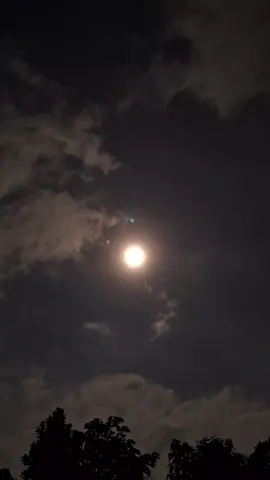 Hay que alejarse, de lejos se ve todo. #cielosbonitos #nubes #luna 