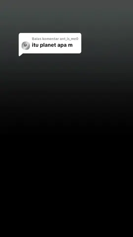 Membalas @ant_is_me0 pejelasan👇👇  🔥🌑 Kepler-70b — Planet yang  Hidup dan Mati Terbakar Ini planet yang nasibnya bener-bener tragis sampai level cosmic drama. --- 🔥 1. Ia Pernah Jadi Planet Normal… Lalu Bintangnya Meledak Kepler-70b dulunya mengorbit sebuah bintang mirip Matahari. Tapi bintang itu tumbuh jadi red giant (raksasa merah) — proses sebelum bintang sekarat. Saat bintang itu mengembang, Kepler-70b terseret masuk ke dalam lapisan luar bintang. Bayangin planet yang tadinya punya permukaan solid, tiba-tiba masuk ke kompor bintang. Dan yang lebih tragis… --- 🔥 2. Planet Ini TERBAKAR — Beneran Masuk ke Tubuh Bintang Ketika bintangnya membesar, Kepler-70b terseret begitu dalam sampai: Suhunya: 6.800°C (lebih panas dari permukaan Matahari!) Permukaannya meleleh total. Inti dan bebatuannya menguap. Planet ini hampir hancur total. Yang tersisa sekarang hanya fragmen kecil seperti arang kosmik. Ini bukan sekadar panas. Ini planet yang mati terbakar hidup-hidup. --- 🔥 3. Tapi Ia Bertahan… Sedikit Setelah bintang itu mengecil jadi subdwarf B, sisa-sisa planet ini masih mengorbit dekat banget. Jaraknya cuma 600 ribu km — lebih dekat daripada jarak Bulan ke Bumi. Ia terus bergerak mengelilingi bintang yang pernah “memasaknya”. Planet yang butuh terapi. --- 🔥 4. Keadaannya Sekarang: Neraka Kosmik Suhu permukaan masih ribuan derajat Permukaan berupa lautan magma  sekian TERIMAKASIH  #planet paling#tragis 