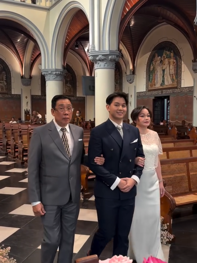 Jonathan Alden menuju altar untuk pemberkatan happy wedding brisia Jodie dan Jonathan Alden #jonathanalden #brisiajodie #brisiajodiemenikah 