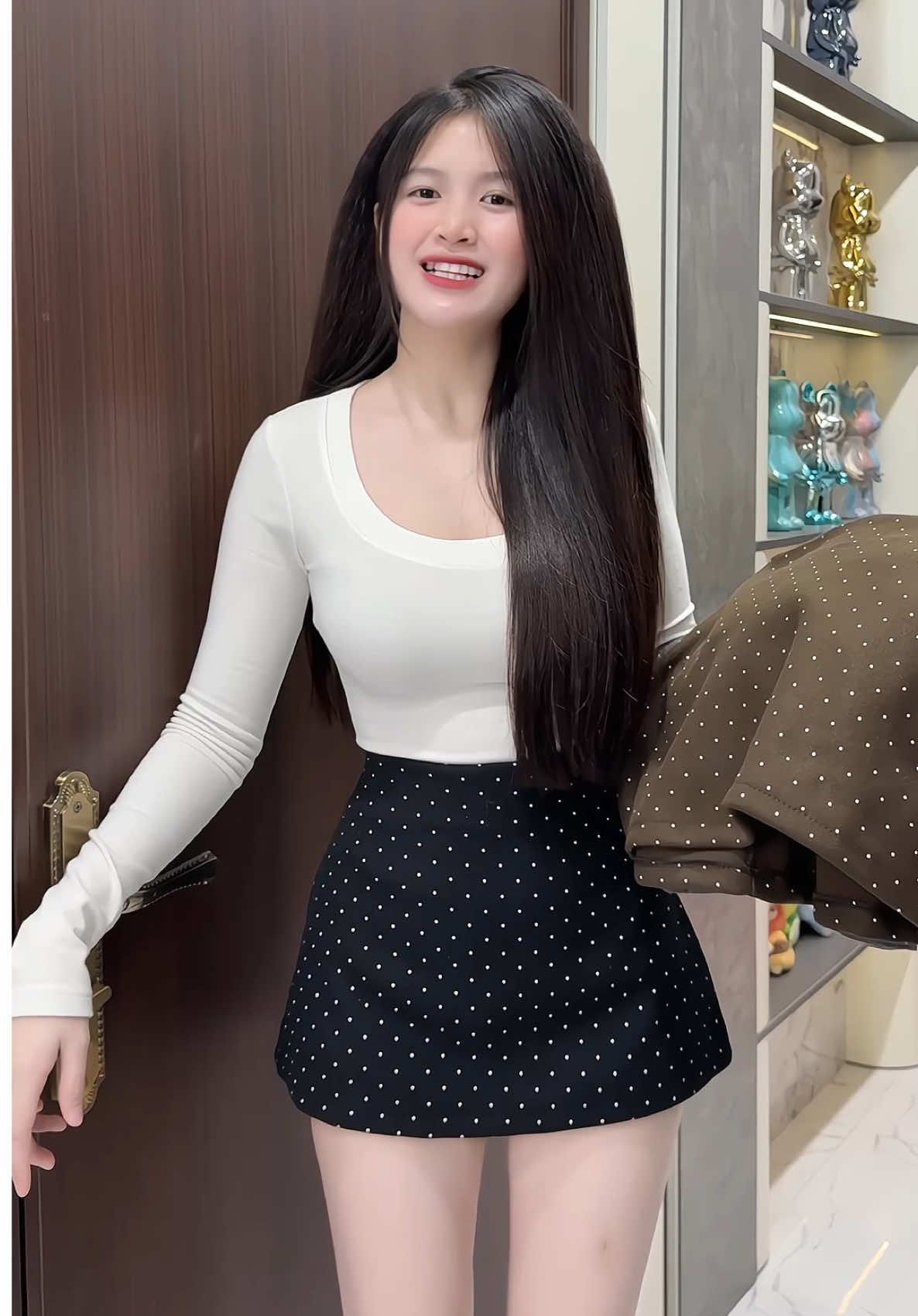 Chân váy chấm bi