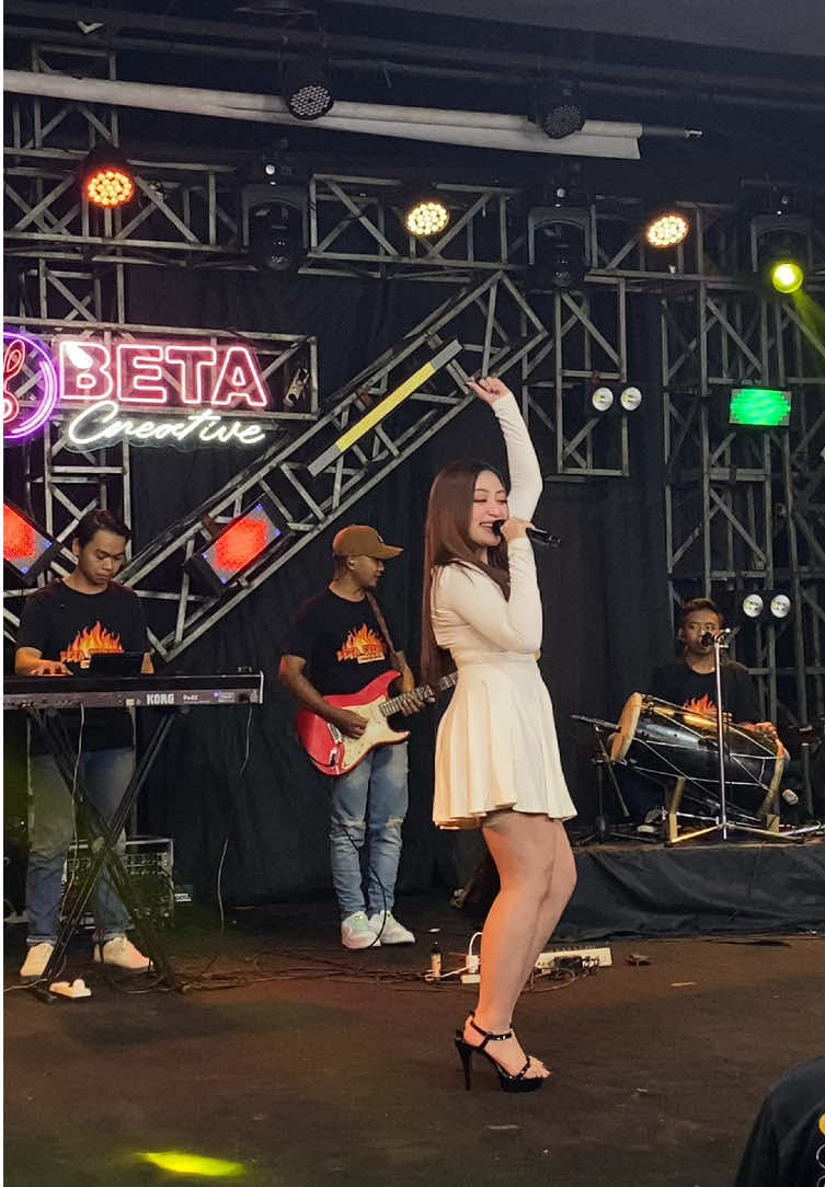 Kak Shinta Arsinta kembali hadir di Beta Creative cah, gas nanti sore 😆 #shintaarsinta #cintadariseberang #esekesek #dangdut #goyang @Beta Creative 